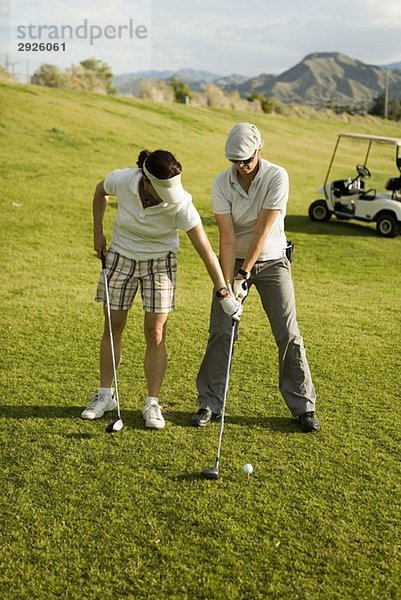 Ein Golflehrer  der einen Golfer berät  Palm Springs  Kalifornien  USA