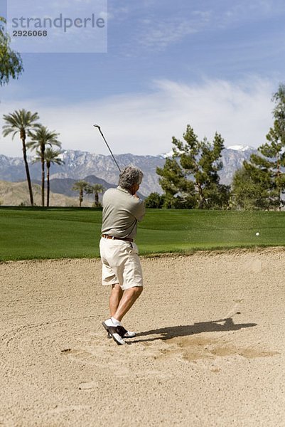 Ein Golfer  der aus einem Sandbunker spielt  Palm Springs  Kalifornien  USA