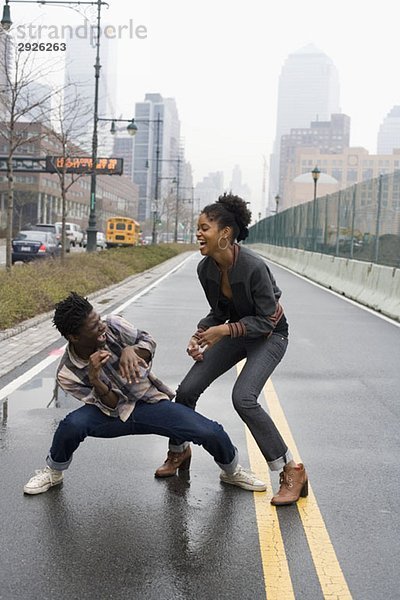 Ein junges Paar kämpft auf einer Straße  Manhattan  New York City