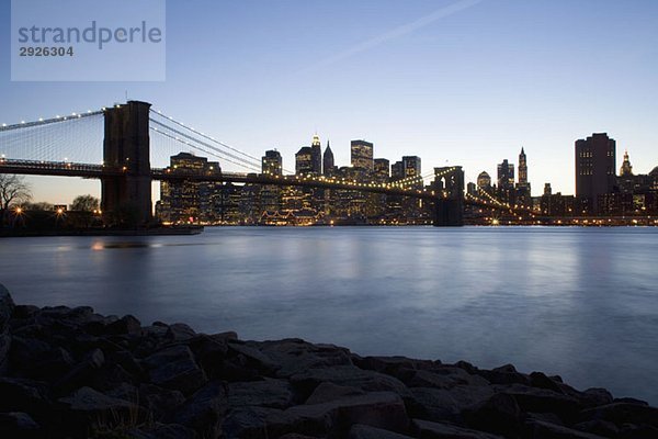 Die Brooklyn Bridge und Manhattan bei Sonnenuntergang  New York City