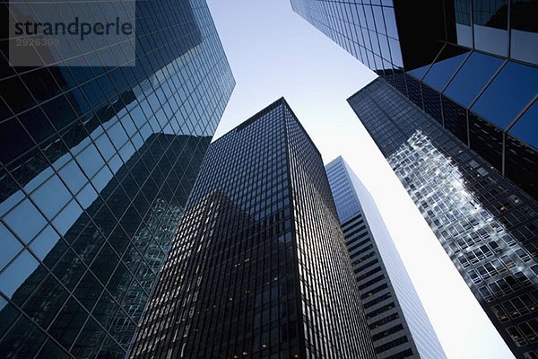 Tiefblick auf Gebäude im Finanzdistrikt  Manhattan  New York City