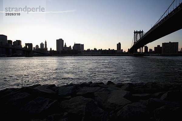 Manhattan Bridge und Skyline bei Sonnenuntergang  New York City