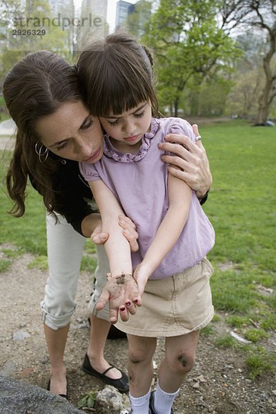 Eine Mutter tröstet ihre Tochter im Central Park  New York City.