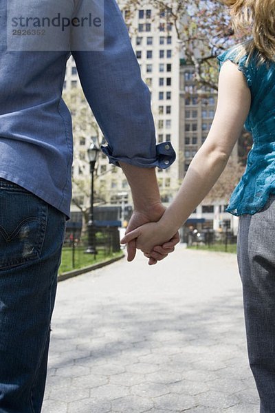 Ein junges Paar hält sich in einem Park  Central Park  New York City.