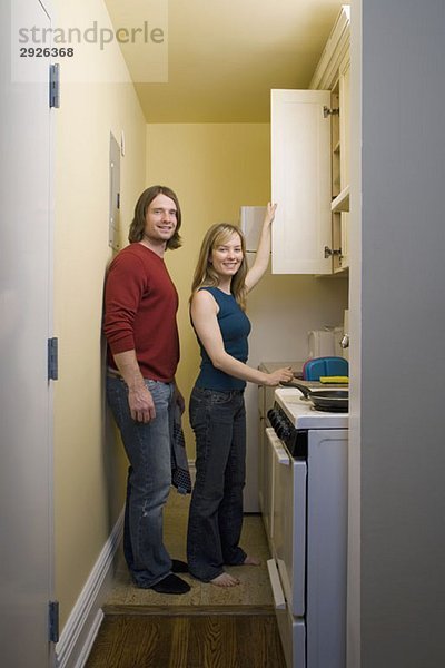 Porträt eines jungen Paares  das in einer Küche steht