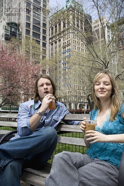 Ein junges Paar auf einer Parkbank mit Eiskaffee  Central Park  New York City