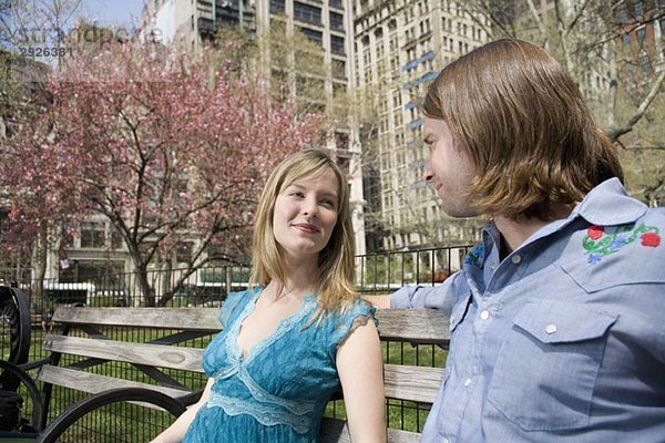 Ein junges Paar sitzt zusammen auf einer Parkbank  Central Park  New York City