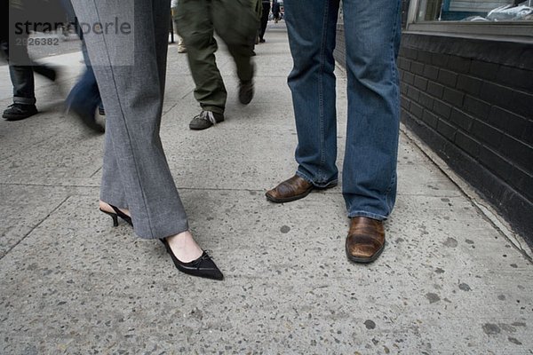 Niedriger Abschnitt eines Mannes und einer Frau  die auf einem Bürgersteig stehen  New York City