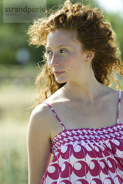 Junge rothaarige Frau im Freien  Haare blasen im Wind  Portrait