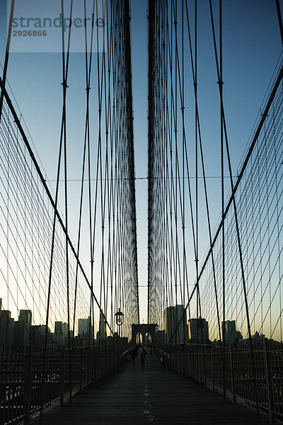 Erhöhter Fußgängerweg über der Brooklyn Bridge  New York City