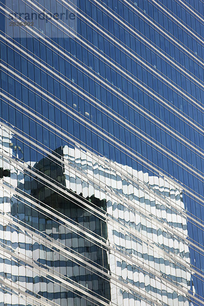 Spiegelung des Gebäudes auf Witwen aus Stahl und Glas Hochhaus Bürogebäude  beschnitten
