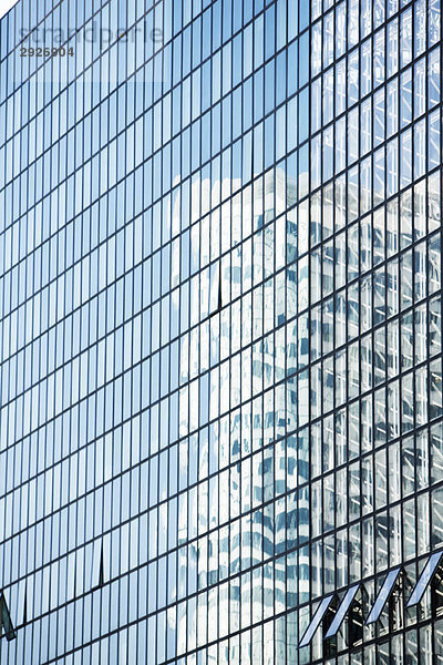 Spiegelung des Gebäudes auf Witwen aus Stahl und Glas Hochhaus Bürogebäude  beschnitten