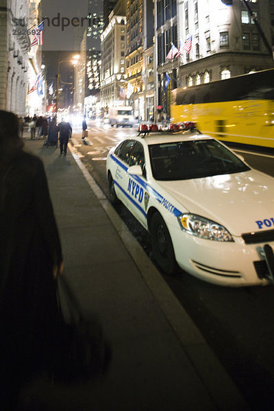 Polizeiauto auf belebter Straße geparkt