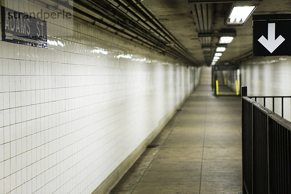 Leerer U-Bahnkorridor  Hinweisschild zum Straßenausgang