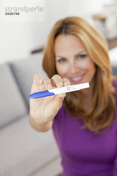 junge Frau mit Schwangerschaftstest