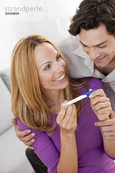 junges Paar mit Schwangerschaftstest