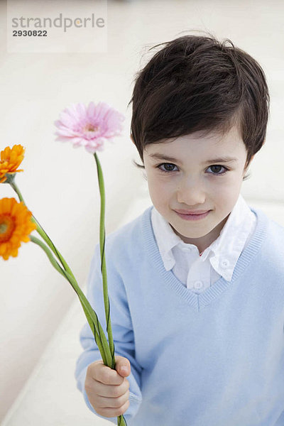 kleiner Junge mit Blumen