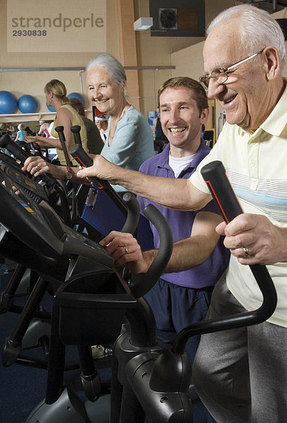 Senioren-Training im Fitnessstudio mit Ausbilderin