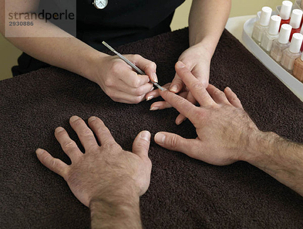 Männerhände erhalten Maniküre