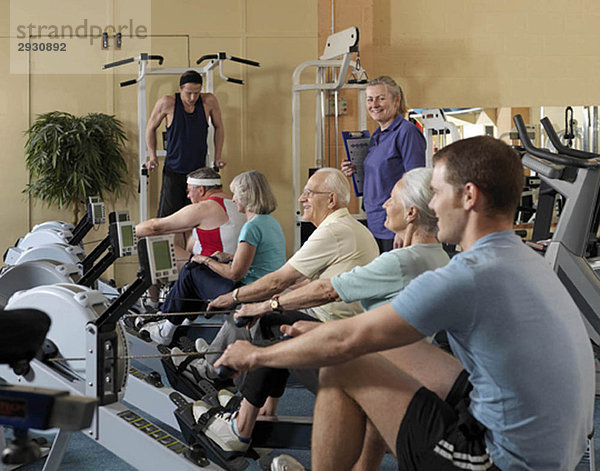 Senioren-Training im Fitnessstudio mit Ausbilderin