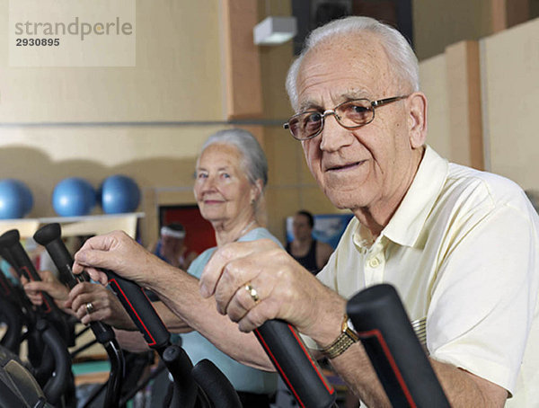 Senioren-Training im Fitness-Studio