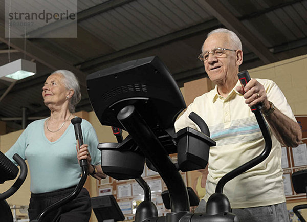 Seniorenpaartraining im Fitnessstudio