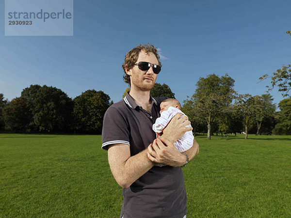 Mann mit Baby im Park