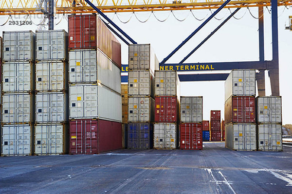 Container in Stapeln im Hafen