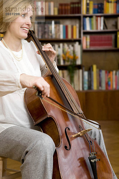 schwangere Frau spielt Cello