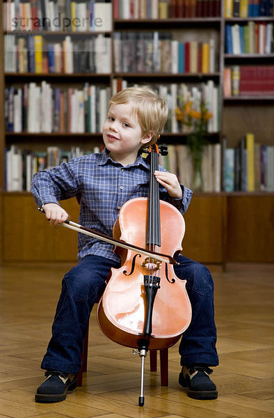 Junge spielt Cello