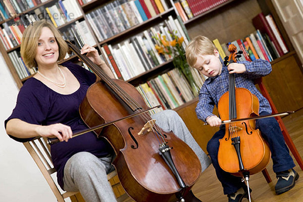 schwangere Frau und Junge spielen Cello