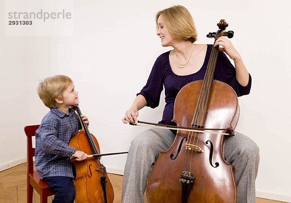 schwangere Frau und Junge spielen Cello