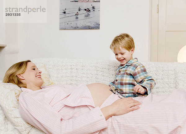 schwangere Frau und Junge lachend
