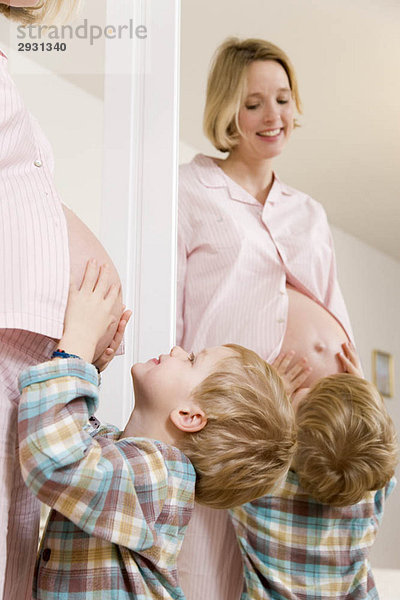 schwangere Frau und Junge mit Spiegel