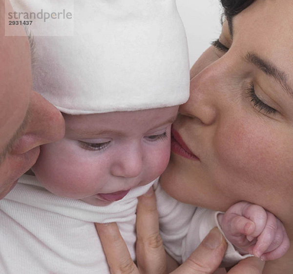 Eltern küssen Baby  Nahaufnahme