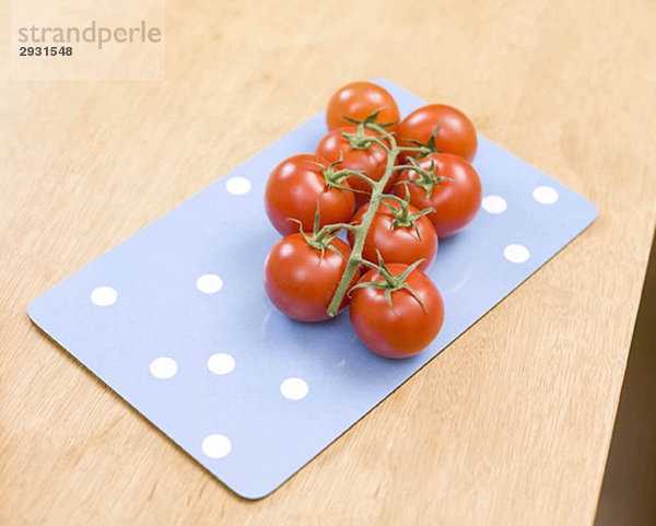 Tomaten auf einem Tablett liegend