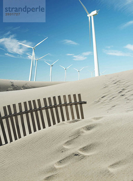 Windkraftanlagen mit Sanddünen