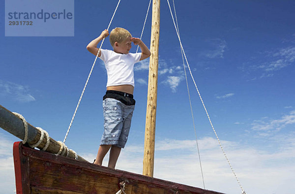 Junge auf Segelboot