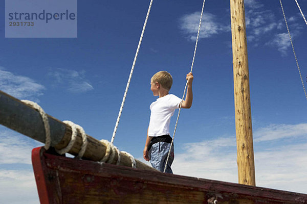 Junge auf Segelboot