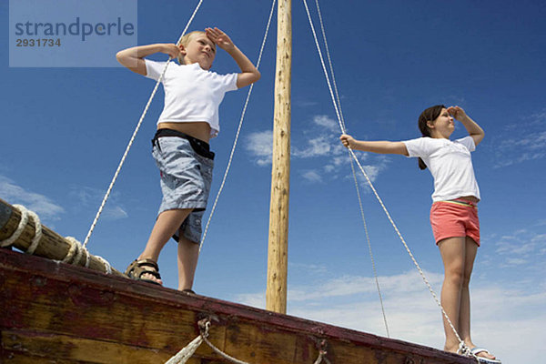 Junge auf Segelboot