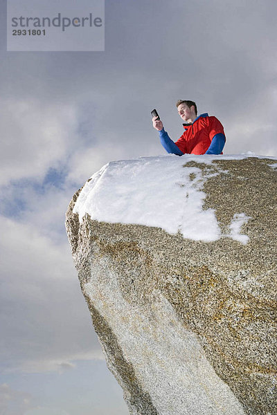 Bergsteiger beim Fotografieren auf dem Berggipfel