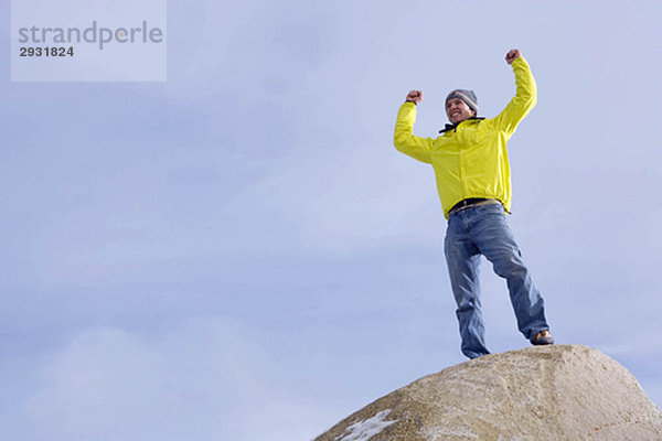 Bergsteiger feiern auf dem Berggipfel