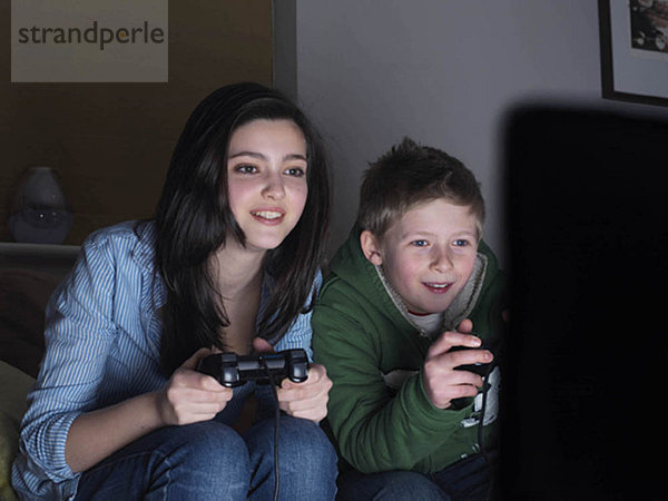 Bruder und Schwester beim TV-Spiel