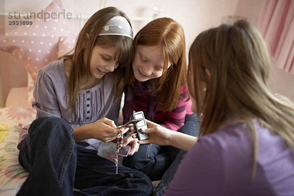 Teenagermädchen beim Spielen mit dem Handy