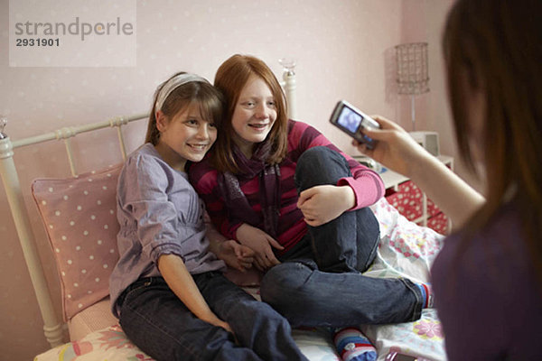 Teenagermädchen fotografiert am Telefon