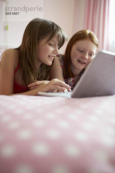 Teenager-Mädchen mit Laptop