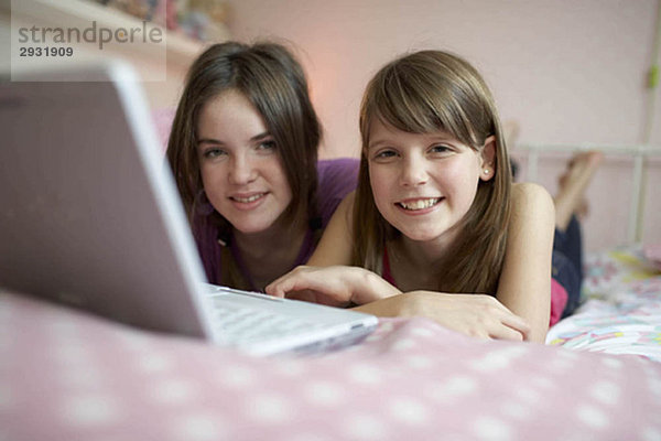 Teenager-Mädchen mit Laptop