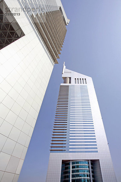 Zwei Wolkenkratzer  Dubai  Vereinigte Arabische Emirate  Froschperspektive