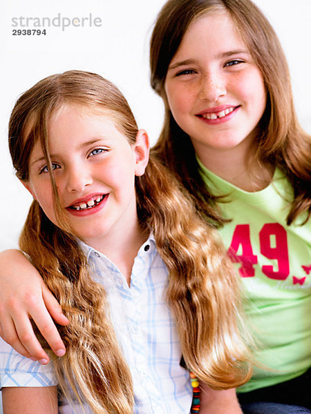Portrait von zwei lächelnd skandinavische Mädchen Schweden.