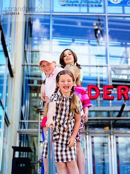 Kinder spielen außerhalb einer Shopping-Mall Schweden.